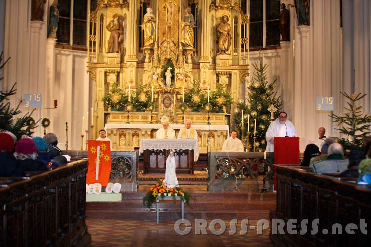 2017.02.02_18.38.36.JPG - Die Statue der Fatima-Muttergottes in der Stadtpfarrkirche - Predigt von P.Bernhard Vosicky.