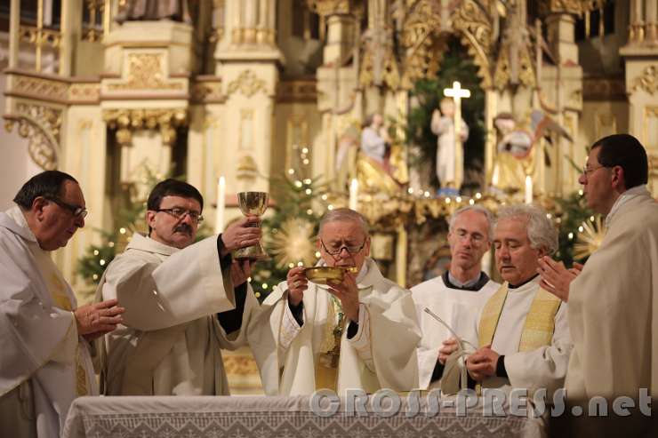 2017.02.02_18.59.59.JPG - Doxologie, P.Bernhard Vosicky, Diakon Erich Hintersteiner, Altbischof Ludwig Schwarz, Thomas Hintersteiner, Pfarrer Nikola Prskalo und P.Rupert Fetsch.