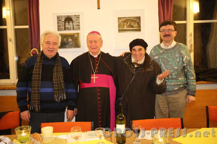 2017.02.02_20.19.05_15.JPG - Stadtpfarrer Nikola Prskalo, Altbischof Ludwig Schwarz, Elfie Marinelli und Diakon Erich Hintersteiner bei der Agape.