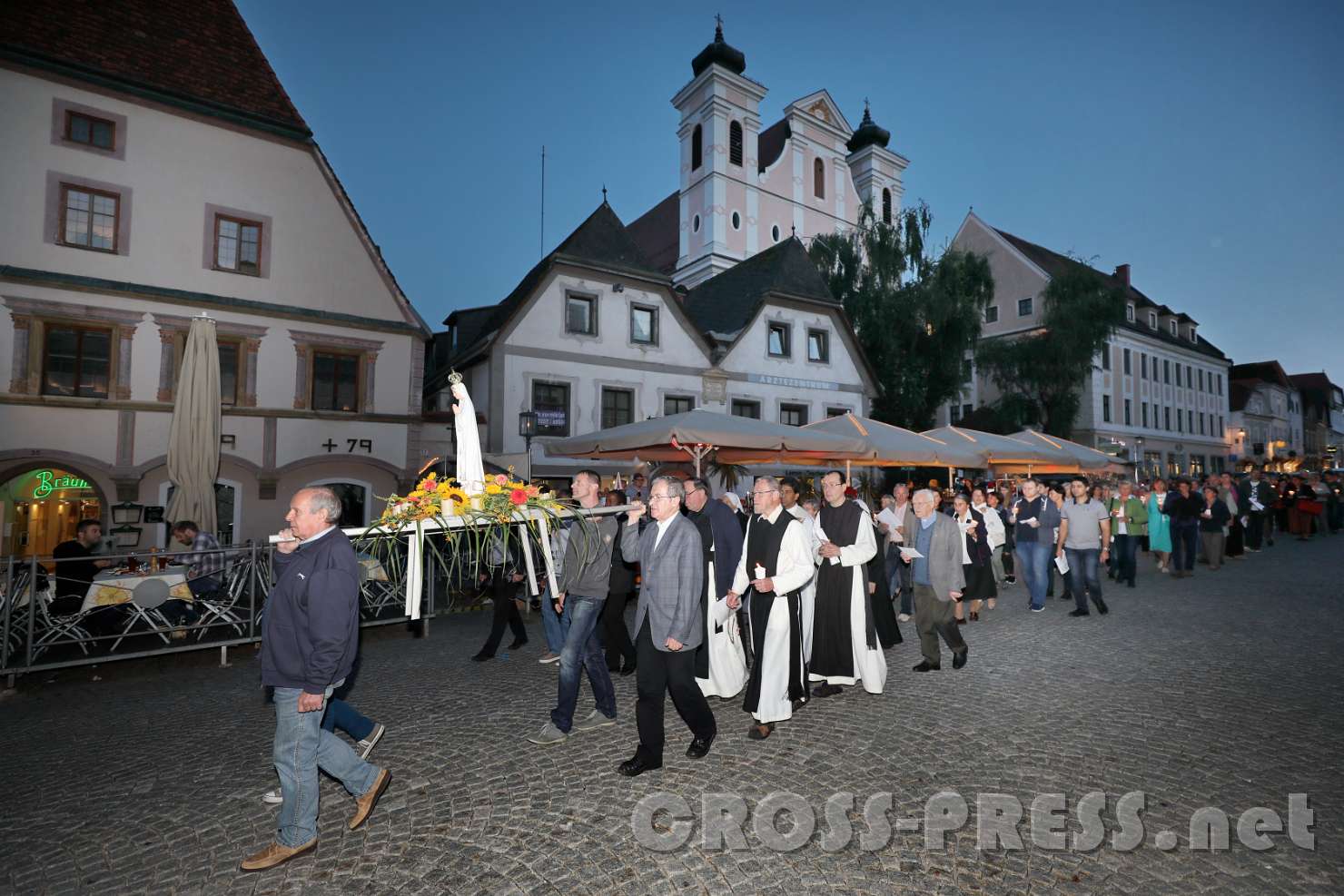 2017.09.08_19.42.32.jpg - Den Stadtplatz entlang wurde ein besonderer Friedensrosenkranz gebetet.