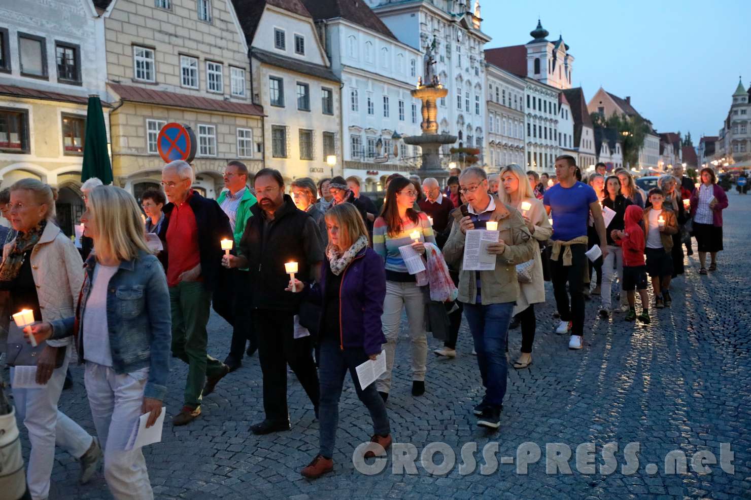 2017.09.08_19.47.42.jpg - Den Stadttplatz entlang.