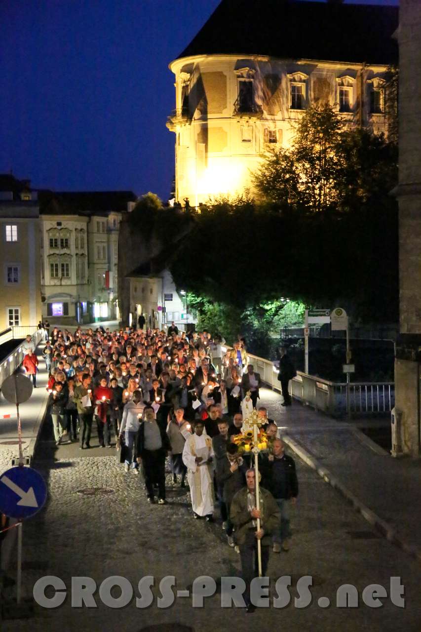 2017.09.08_20.06.20.jpg - Prozession über die Steyr-Brücke.