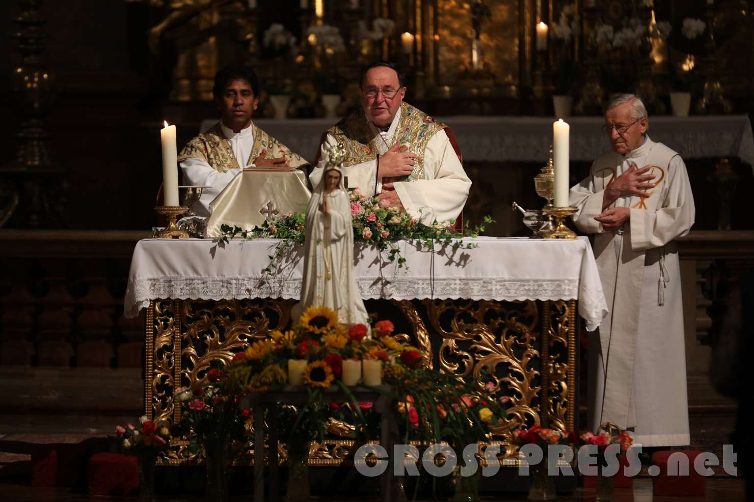 2017.09.08_20.24.44.jpg - P.Brian Fernandes, Pfarrer von St.Michael, P.Bernhard Vosicky aus Heiligenkreuz und der Altpfarrer von St. Anna, Alois Penzinger, eröffnen die Hl.Messe.