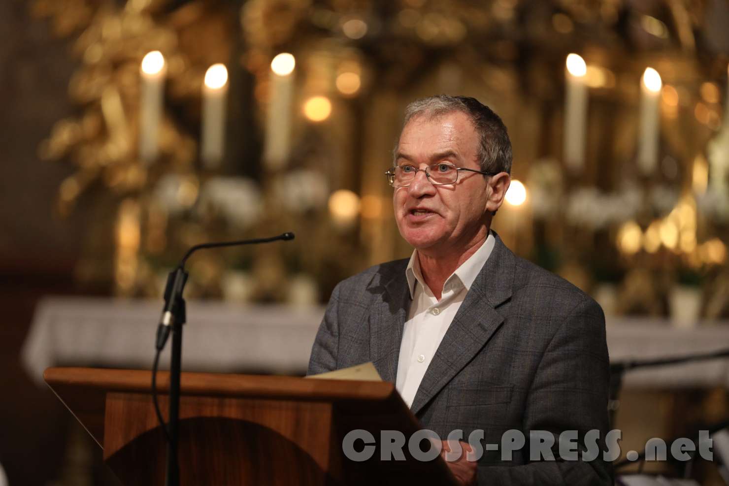 2017.09.08_20.30.26.jpg - Mag. Karl Pötsch von der Legio Mariae Kurie Steyr liest die Lesung.