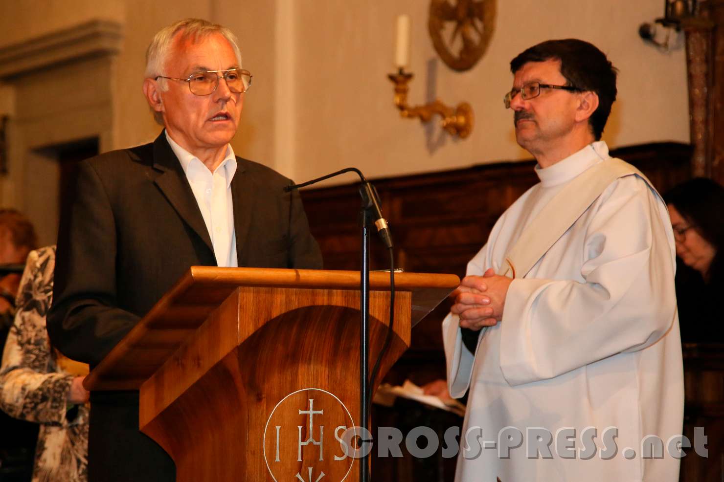 2017.09.08_20.58.08.jpg - Hans Edlinger liest eine Fürbitte