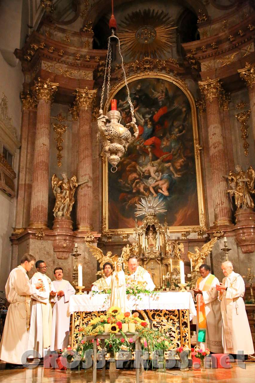 2017.09.08_21.18.15.jpg - Versammelt um den Tisch des Herrn: P.Aloisius Pernegger aus Schlierbach, Kaplan Kingsley Okafor (Stadtpfarre), Diakon Erich Hintersteiner vom Haus Betanien,  Pfarrer P.Brian Fernandes, Hauptzelebrant P.Bernhard Vosicky vom Stift Heiligenkreuz,  Leonard Chinedu Ozougwu (Pfarrer in Schwertberg) und Altpfarrer Alois Penzinger in der Michaelerkirche.