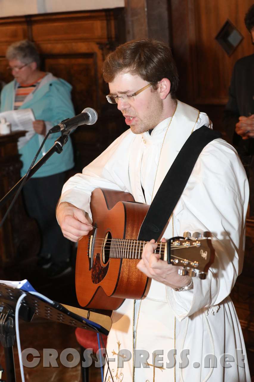 2017.09.08_21.38.07.jpg - Musikalisch gestaltet wurde der Gottesdienst von P.Aloisius Pernegger aus Stift Schlierbach und seinem Lobpreis-Team.