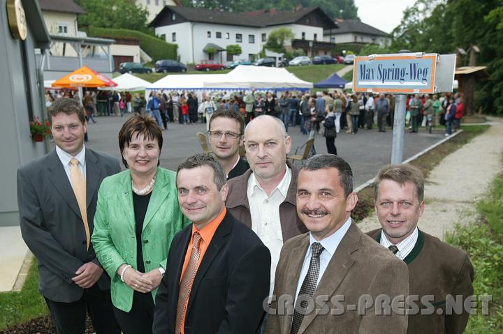 2008.06.05_18.19.52.JPG - Fr Max Spring, den Initiator der Erholungswege der Gemeinde, wurde als Anerkennung ein Wegschild mit seinem Namen enthllt. V.l.n.r.: Harald Weidinger ("Fair&Sicher"), LAbg. Michaela Hinetholzer, Ernst Mayrhofer ("Fair&Sicher"), Gnter Knig ("Fair&Sicher"), Max Spring (Anrainer), Bgm. Manfred Schimpl, Vizebgm. Rudolf Graf.