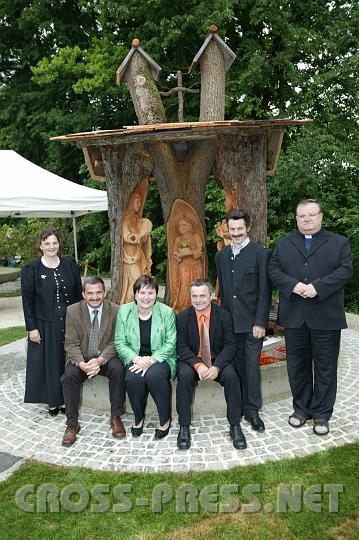 2008.06.05_18.22.55_01.JPG - Bei der "Heiligen Familie im Mostviertel". V.l.n.r.: Poldi Adelsberger, Bgm. Manfred Schimpl, LAbg. Michaela Hinterholzer, Ernst Mayrhofer ("Fair&Sicher"), Ernst Adelsberger ("Extremschnitzer"), Pfarrer Josef Maresch.