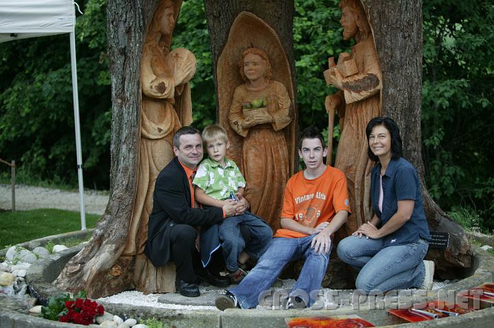 2008.06.05_18.49.43.JPG - Die Mostviertler Familie Mayrhofer, welcher wir "Die Heilige Familie im Mostviertel" zu verdanken haben. V.l.n.r.: Ernst, Florian, Jeremias und Sabine Mayrhofer (Alexander und Jennifer fehlen am Foto).