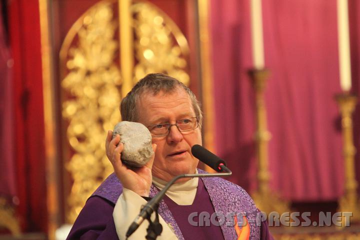 2010.02.17_19.11.11.jpg - Dechant Mag. Herbert Dller mit einem Stein, dessen helle Seite die heiteren, schnen Tage symbolisiert, die nun mit Beginn der Fastenzeit bis zur Auferstehungsfeier zu Ostern vorber sind.