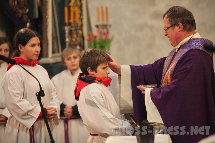 2010.02.17_19.17.36.jpg - Als erste bekommen die Ministranten das Aschenkreuz.