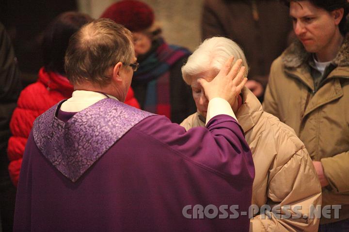 2010.02.17_19.18.51.jpg - Das Aschenkreuz ist eine Mahnung zur Umkehr als Bedingung fr den Eintritt in das ewige Leben.