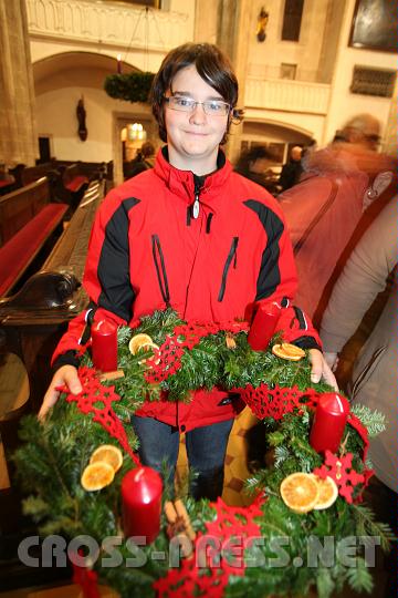 2010.11.27_20.32.58.jpg - Nach der Messe am Vorabend der ersten Adventsonntag werden die Adventkrnze gesegnet. Hier ein Bursche mit einem "Prachtexemplar". :)
