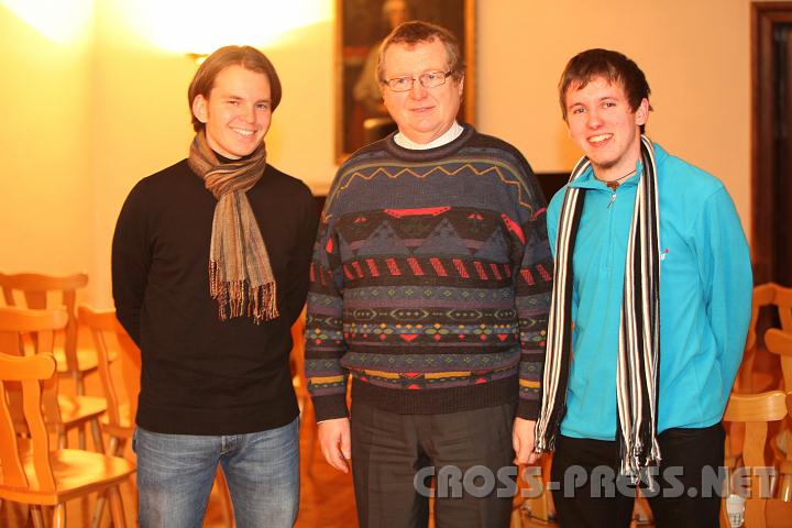 2010.11.27_22.40.42.jpg - Dechant Pfarrer Herbert Dller mit dem Referenten Josef Hiebaum (l.) und dem Organisator des Treffens Benjamin Pchlauer.