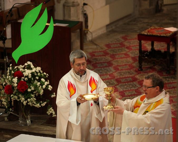 2011.05.20_19.20.30.jpg - Der Heilige Geist in Form einer grünen Taube schwebte über den Gaben, die Hochw. Andreas Schätzle und Dechant Herbert Döller darbrachten. ;)