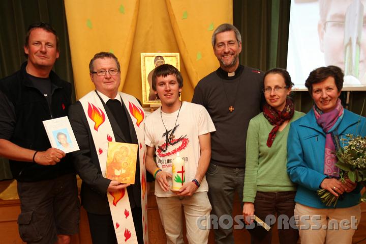 2011.05.20_22.15.30.jpg - V.l.n.r.:  Georg Mayr-Melnhof (Gründer der Lorettogemeinschaft), GR Dechant Herbert Döller (Gastgeber), Benjamin Pöchlauer (Gebetskreisleiter Waidhofen), Hochw. Andreas Schätzle (langjähriges Mitglied der Loretto Gemeinschaft und Dir. v. Radio Maria Austria), Sophie Tod (Regionalleiterin Wien), Lucia Höblinger (Gebetskreisgründerin Waidhofen).