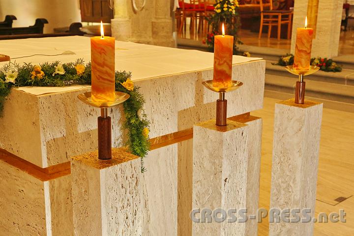 2013.11.10_12.39.29.jpg - Kerzenständer gestaltet als Teil des Altares.