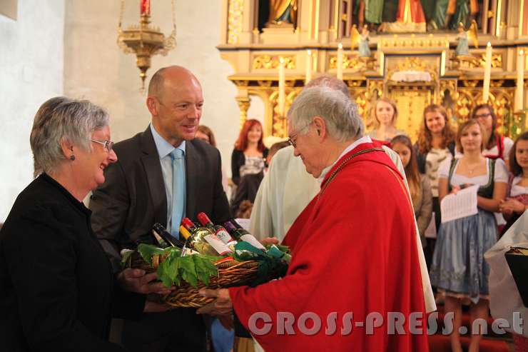 2015.05.31_10.39.01.JPG - PGR-Mitglieder bedanken sich bei Altabt Johannes und gratulieren zum 75. Geburtstag.