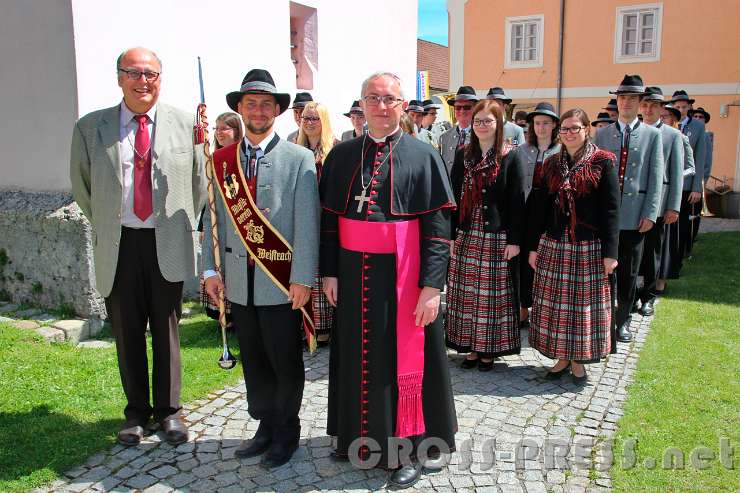 2016.05.21_11.14.51.JPG - Diakon und Weihbischof mit der Musikkapelle.