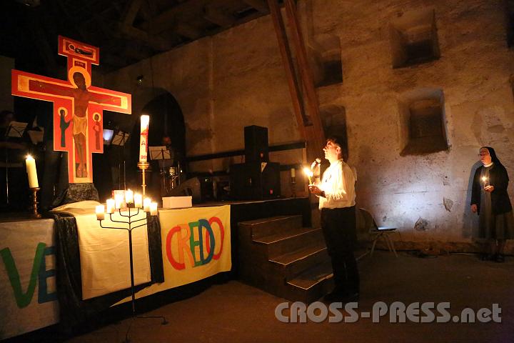 2013.06.08_21.50.25.jpg - Abendgebet mit dem Gründer des "Jugend- und Missionsfestes" GR Heinz Purrer, der zugleich Diözesandirektor von Missio ist.