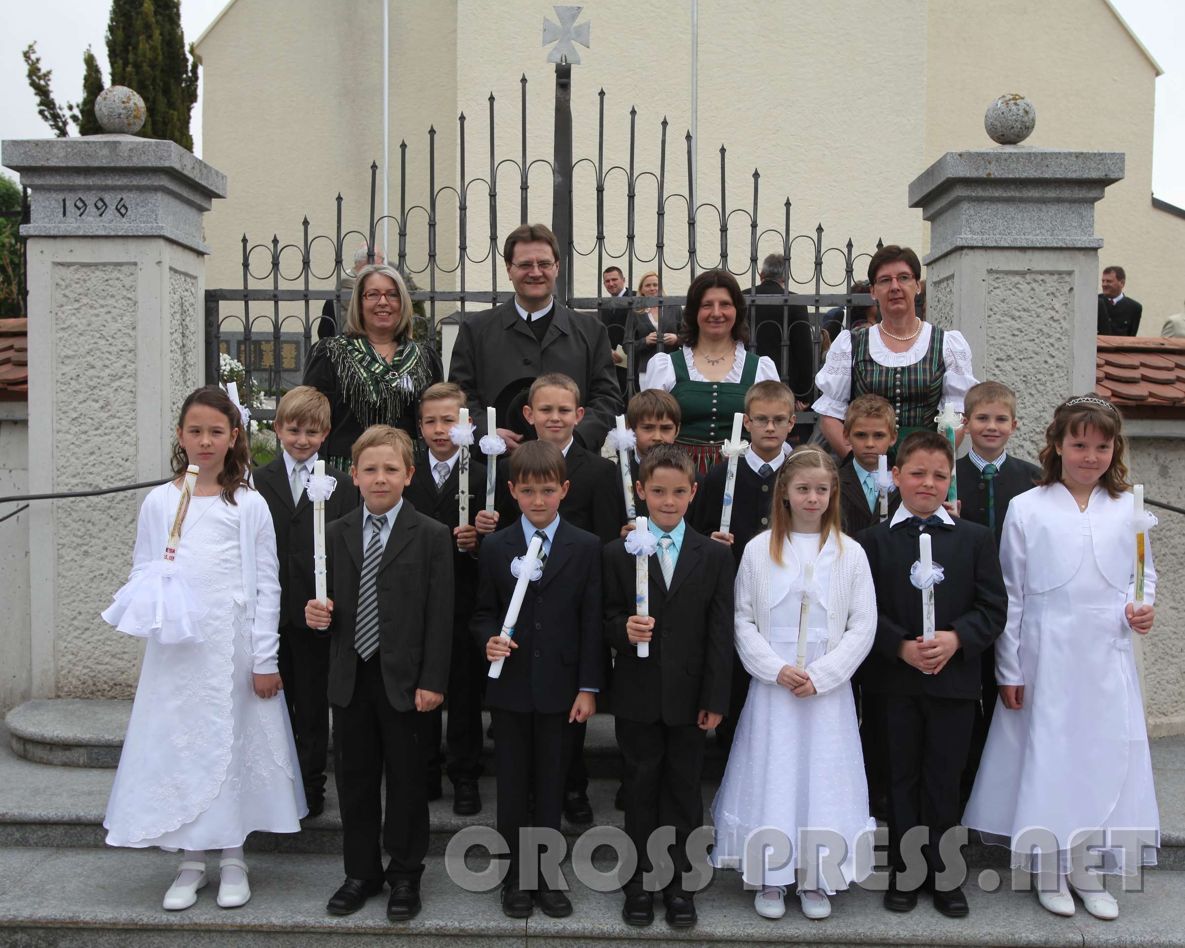 2011.05.01_10.43.46_01.jpg - In Wolfsbach ist die Tradition ein Erinnerungsfoto auf der Stufen vor der Kirche zu machen.