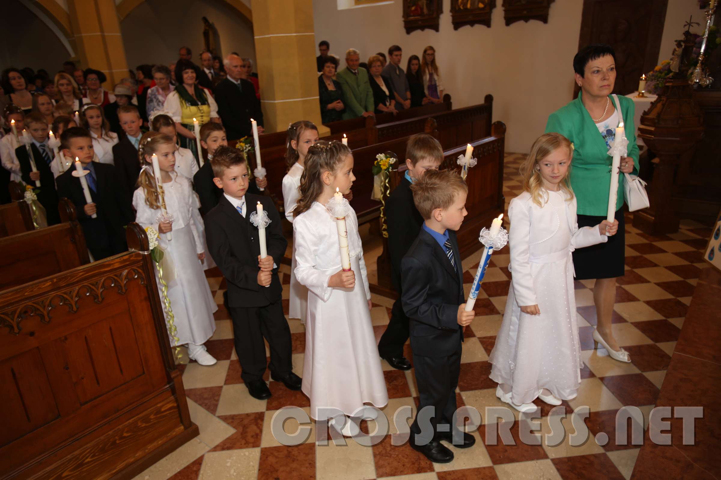 2013.05.09_09.28.10.jpg - Feierlicher Einzug in die Pfarrkirche.