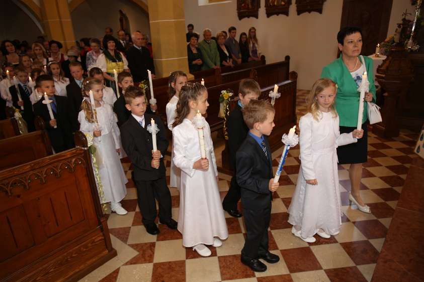 Erstkommunion Wolfsbach 2013 Feierlicher Einzug in die Pfarrkirche.