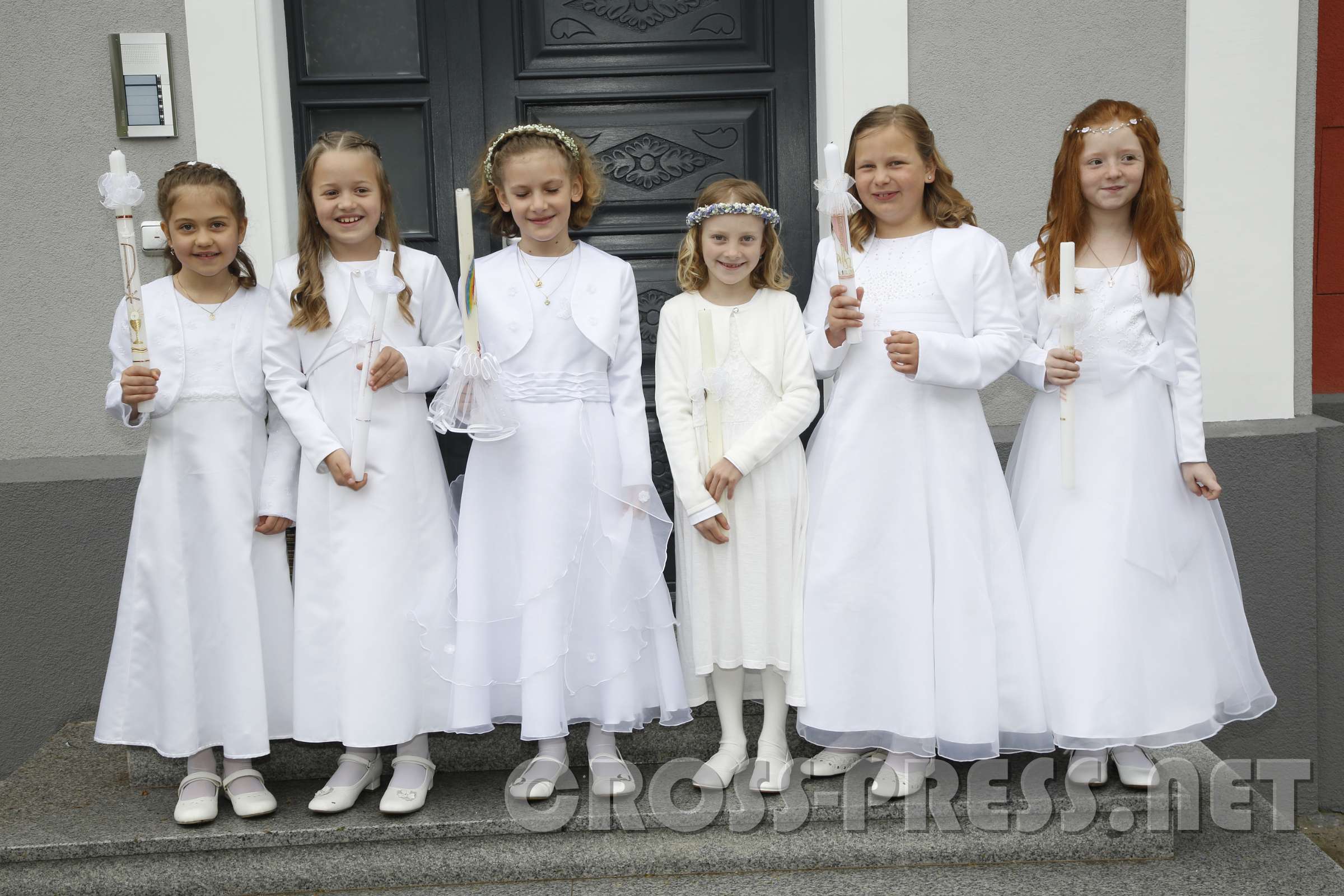 2016.05.05_09.11.24.JPG - Sechs Mädchen auf dem Weg zur Erstkommunion.