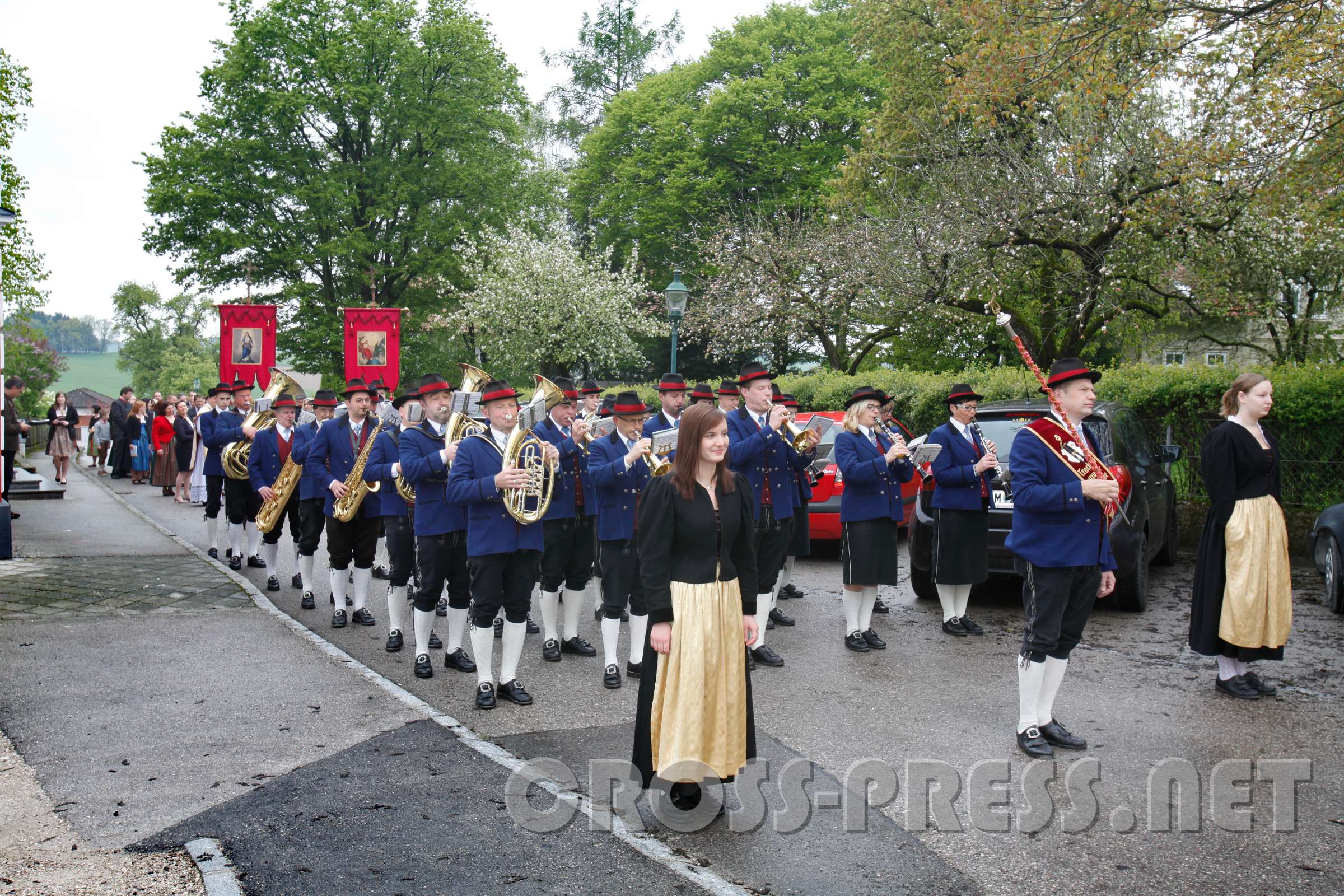 2016.05.05_09.21.10.JPG - Angeführt von der Musikkapelle ...