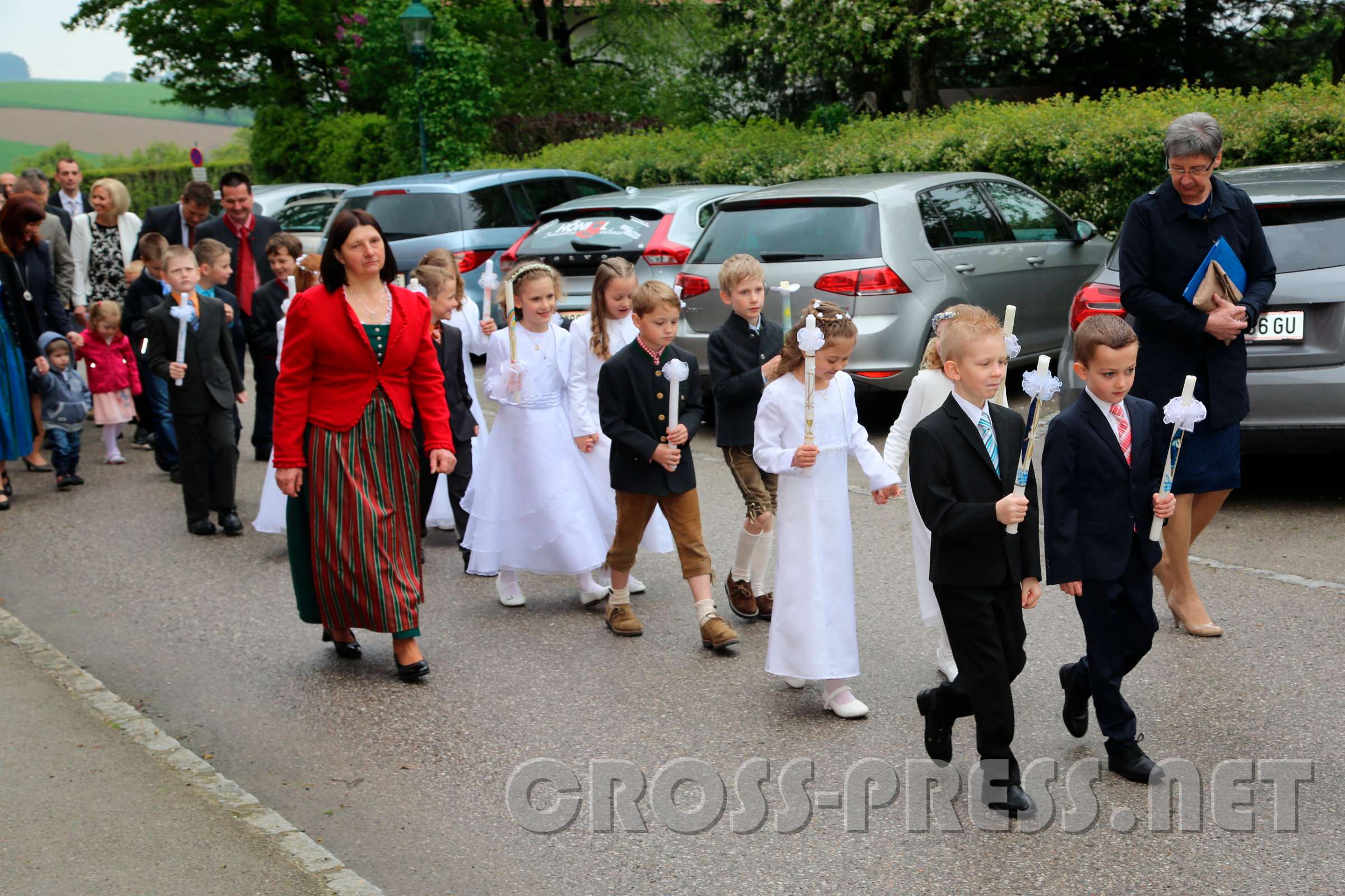 2016.05.05_09.23.16_71.JPG - ... ziehen die Kinder zur Kirche.