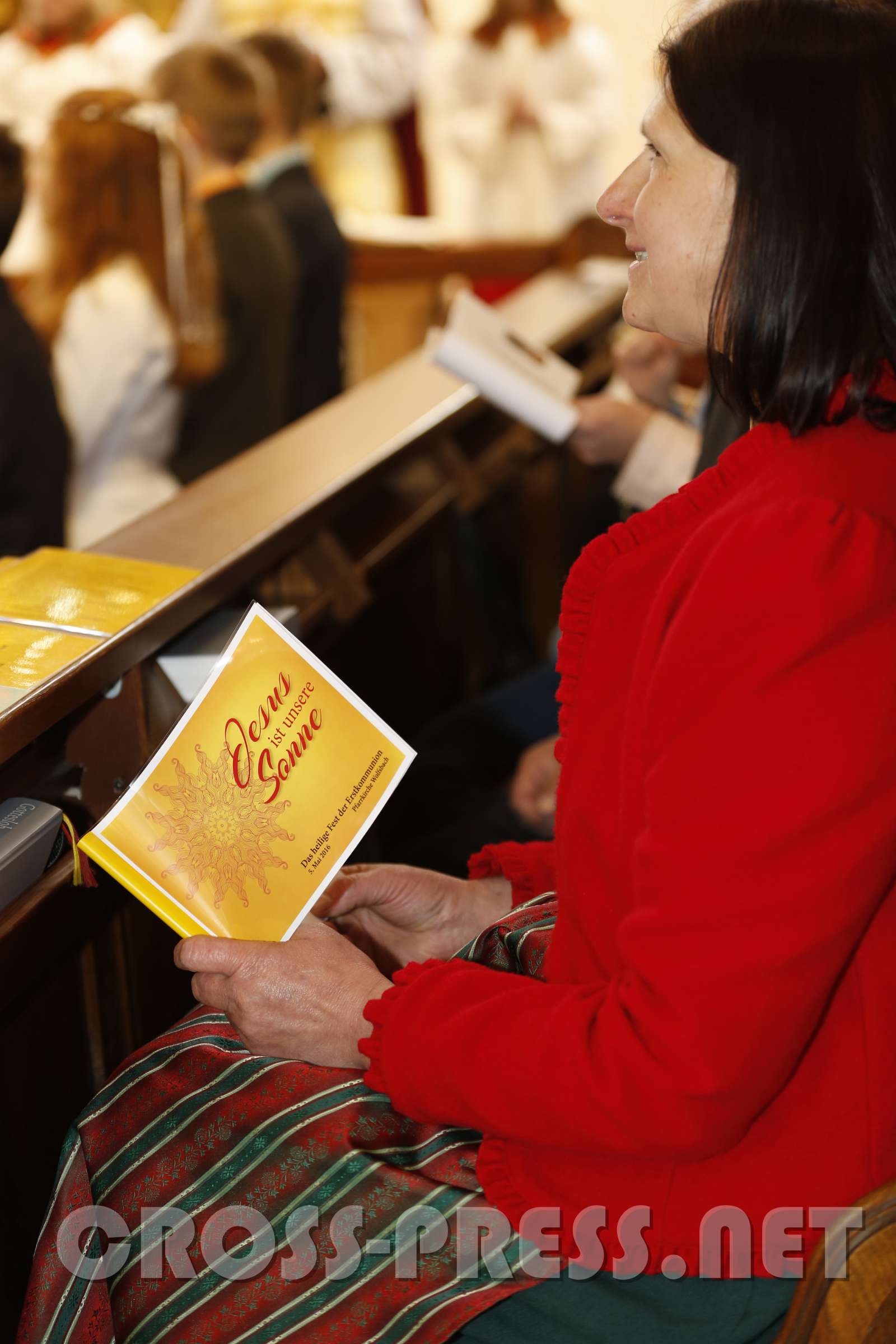 2016.05.05_09.36.09_67.JPG - Religionslehrerin Brigitte Brunninger mit dem Erstkommunion-Messheftchen.