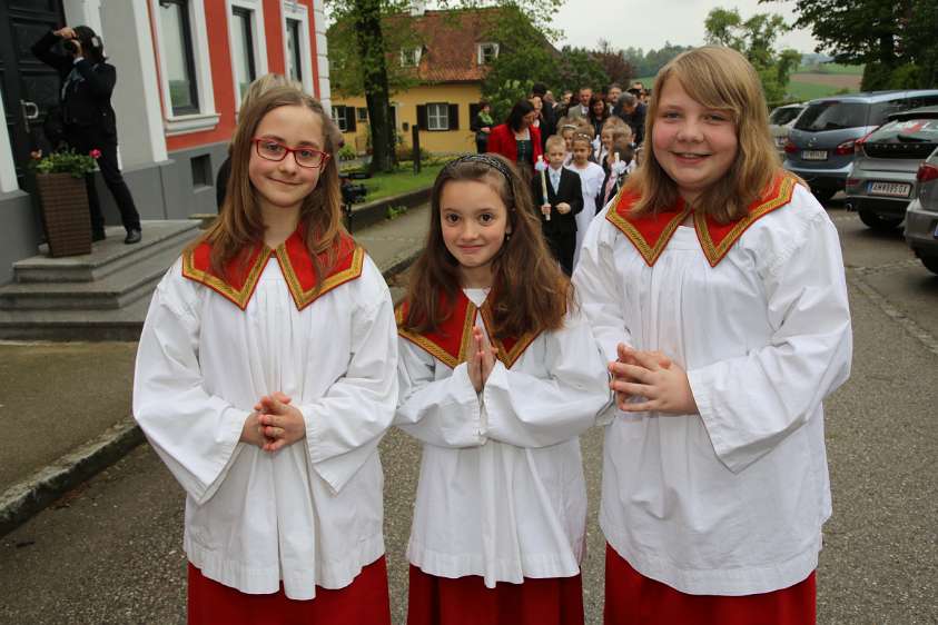 Erstkommunion 2016 in Wolfsbach Die drei Ministrantinnen verstärken das Mädchenteam.