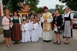 Erstkommunion 2018 in Wolfsbach Die Frau Direktor, die Religionslehrerin und die beiden Klassenlehrerinnen mit Pfarrer P.Jacobus und den Erstkommunionkindern: startbereit zum Einzug ...