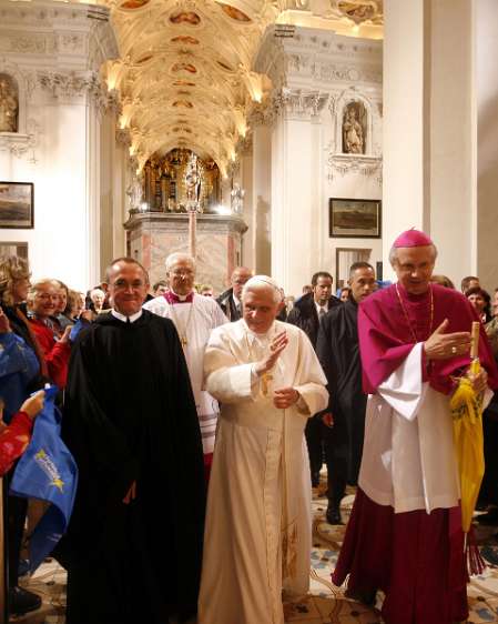 PAPST BENEDIKT XVI IN OESTERREICH: MARIAZELL (v.l.) Mariazells Superior Karl Schauer, Papst Benedikt XVI und Bischof Egon Kapellari in der Basilika in Mariazell am Samstag, 08. September 2007, im Rahmen...