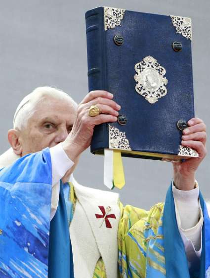 PAPST BENEDIKT XVI. IN OESTERREICH / MARIAZELL Papst Benedikt XVI. waehrend der Festmesse vor der Basilika in Mariazell am Samstag, 08. September 2007. APA-FOTO: POOL/ROBERT JAEGER