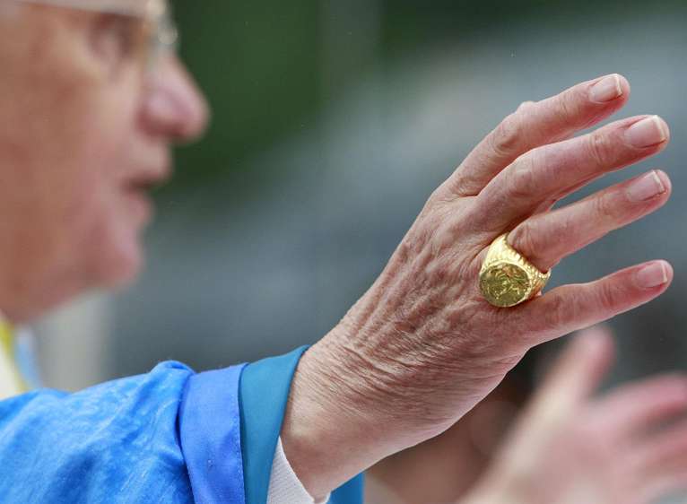 PAPST BENEDIKT XVI. IN OESTERREICH / MARIAZELL Die Haende von Papst Benedikt XVI. aufgenommen waehrend der Festmesse vor der Basilika in Mariazell am Samstag, 08. September 2007. APA-FOTO: POOL/ROBERT JAEGER