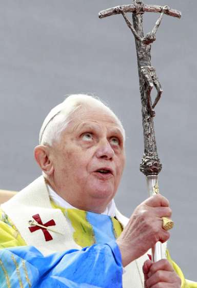 PAPST BENEDIKT XVI. IN OESTERREICH / MARIAZELL Papst Benedikt XVI. waehrend der Festmesse vor der Basilika in Mariazell am Samstag, 08. September 2007. APA-FOTO: POOL/ROBERT JAEGER