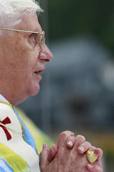 PAPST BENEDIKT XVI. IN OESTERREICH / MARIAZELL Papst Benedikt XVI. waehrend der Festmesse vor der Basilika in Mariazell am Samstag, 08. September 2007. APA-FOTO: POOL/ROBERT JAEGER