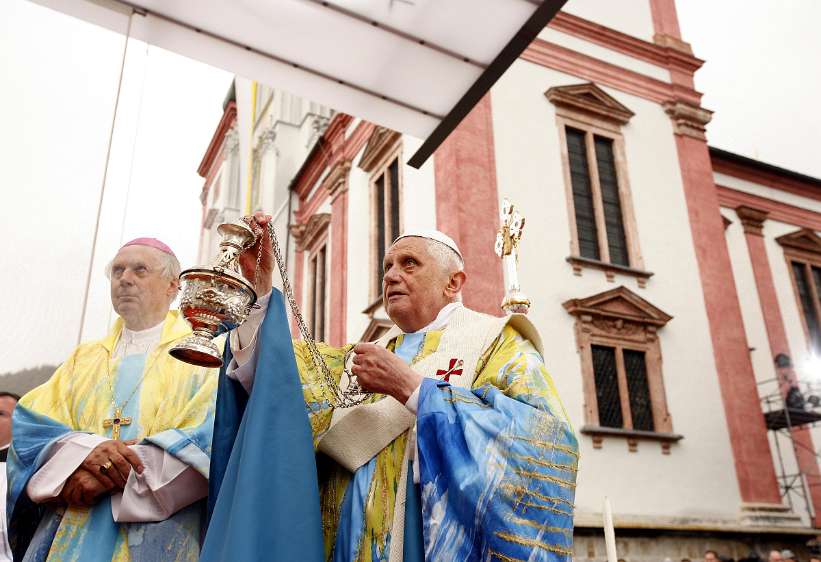 PAPST BENEDIKT XVI IN OESTERREICH: MARIAZELL Papst Benedikt XVI mit Bischof Egon Kapellari (l.) waehrend einer Messe in Mariazell am Samstag, 08. September 2007, im Rahmen eines dreitaegigen Besuches in...