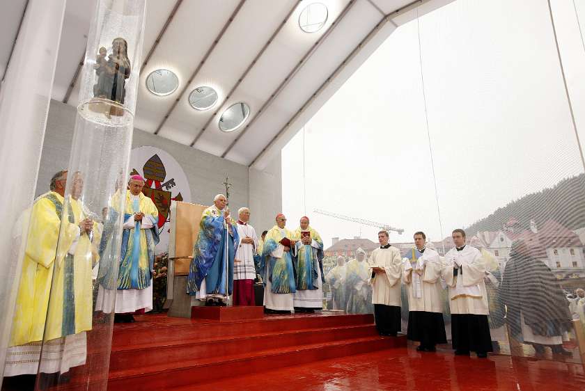 PAPST BENEDIKT XVI IN OESTERREICH: MARIAZELL Papst Benedikt XVI waehrend einer Messe in Mariazell am Samstag, 08. September 2007, im Rahmen eines dreitaegigen Besuches in Oesterreich. APA-FOTO: ROBERT...