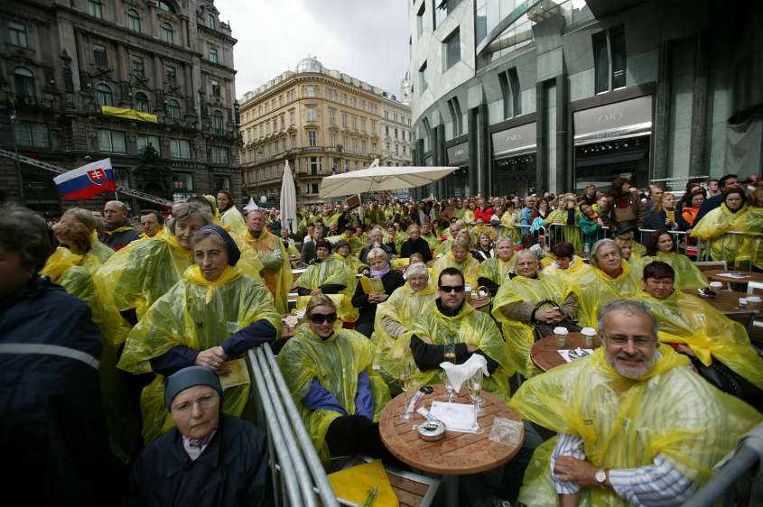 'Auf Christus schauen', Papstbesuch in Österreich 2007 Im Café zu sitzen und zugleich bei der hl. Messe zu sein ...