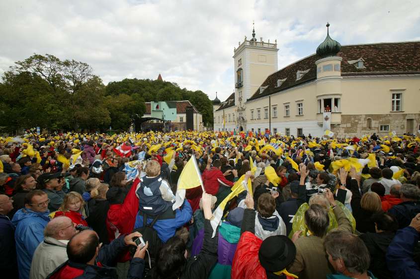 'Auf Christus schauen', Papstbesuch in �sterreich 2007 Nach dem Chorgebet im Gregorianischen Choral mit den Zisterzienserm�nchen im Stift, begr��te der Papst die Pilger im �u�eren Stiftshof und erteilte den...