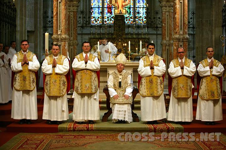 2008.04.24_11.43.54.JPG - Ihr langjhriger Traum ist in Erfllung gegangen, endlich sind sie Arbeiter im Weingarten Gottes.   Strahlende Neupriester mit Kardinal Dr. Christoph Schnborn.