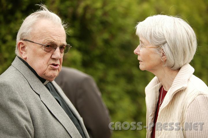 2008.06.15_18.25.57.JPG - Pfarrer P. Helmut Hofmann im Gesprch mit einer Gromutter (die Omas und Opas kommen gelegentlich auch zum "Familiennachmittag").