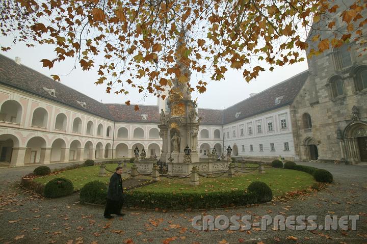 2008.10.21_08.45.36.JPG - Sptherbst im Stiftshof.