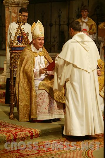 2008.11.15_19.46.22.JPG - Postulator Mag.P.Ludwig Maria Trenker bergibt Kardinal Dr. Christoph Schnborn die Eidesurkunden vom Senat des kirchenrechtlichen Seligsprechungsverfahrens.