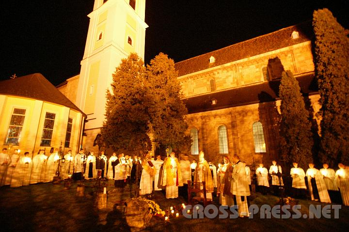 2008.11.15_20.18.26.JPG - Nach der Pontifikalvesper gingen die Zelebranten und die Glubigen zum Stiftsfriedhof an das Grab von Abt Karl Braunstorf.