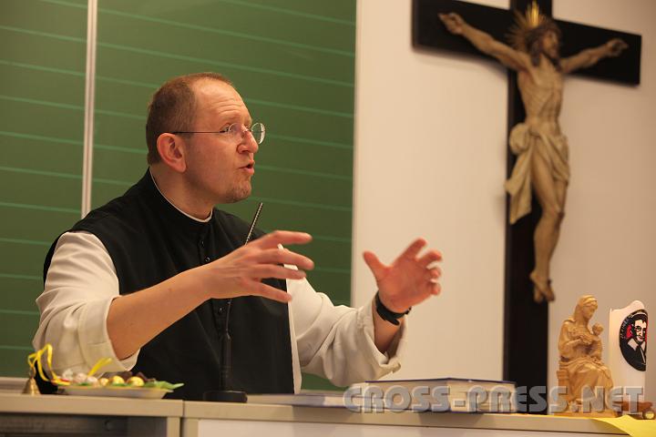 2009.02.17_15.29.00.JPG - Pater Karl Wallner bei einem Vortrag an der Päpstlichen Hochschule von Heiligenkreuz.