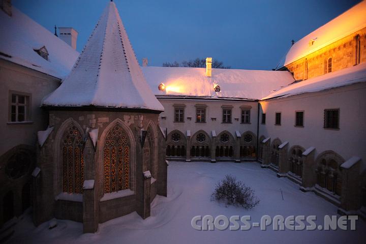 2009.02.19_06.23.25_01.jpg - Mrchenschloss ? ;)  Kreuzgang des Stiftes mit Brunnenhaus in der Morgendmmerung.